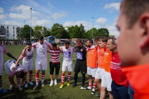 Trainer und Mannschaft des Türkischen SV Lübeck bei der Ansprache vor dem Spiel gegen TSB Flensburg II in der Aufstiegsrunde zur Landesliga.