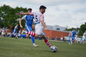 Enes Dagli vom Türkischen SV Lübeck im Spiel gegen TSB Flensburg II in der Aufstiegsrunde zur Landesliga.