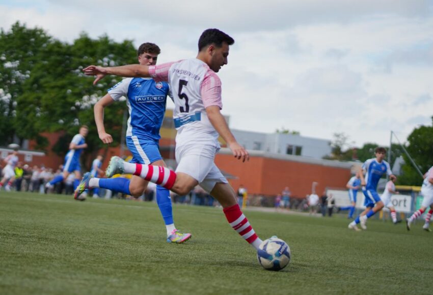 Enes Dagli vom Türkischen SV Lübeck im Spiel gegen TSB Flensburg II in der Aufstiegsrunde zur Landesliga.