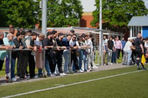 Rund 400 Zuschauer verfolgen das Spiel des Türkischen SV Lübeck in der Aufstiegsrunde zur Landesliga.