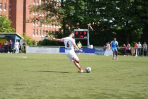 Eray Korkmaz vom Türkischen SV Lübeck im Spiel gegen TSB Flensburg II in der Aufstiegsrunde zur Landesliga.