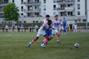 Intensiver Zweikampf zwischen Spielern des Türkischen SV Lübeck und TSB Flensburg II.