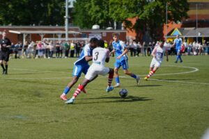Intensiver Zweikampf zwischen Spielern des Türkischen SV Lübeck und TSB Flensburg II.