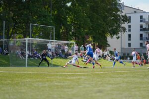 Intensiver Zweikampf zwischen Spielern des Türkischen SV Lübeck und TSB Flensburg II.