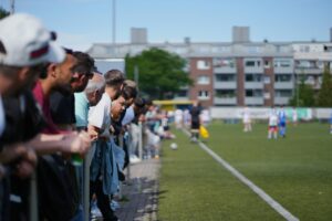 Rund 400 Zuschauer verfolgen das Spiel des Türkischen SV Lübeck in der Aufstiegsrunde zur Landesliga.