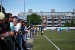 Rund 400 Zuschauer verfolgen das Spiel des Türkischen SV Lübeck in der Aufstiegsrunde zur Landesliga.