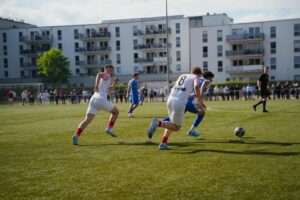 Intensiver Zweikampf zwischen Spielern des Türkischen SV Lübeck und TSB Flensburg II.