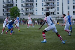Intensiver Zweikampf zwischen Spielern des Türkischen SV Lübeck und TSB Flensburg II.