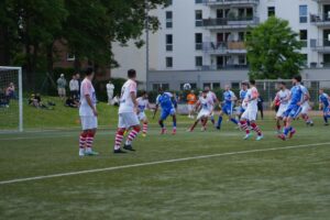 Intensiver Zweikampf zwischen Spielern des Türkischen SV Lübeck und TSB Flensburg II.