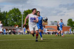 Intensiver Zweikampf zwischen Spielern des Türkischen SV Lübeck und TSB Flensburg II.